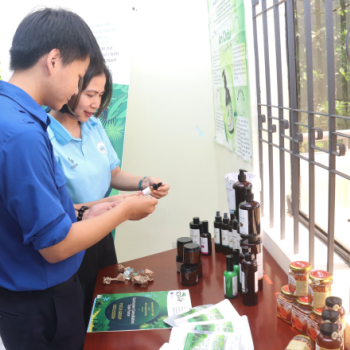 Students checking products 